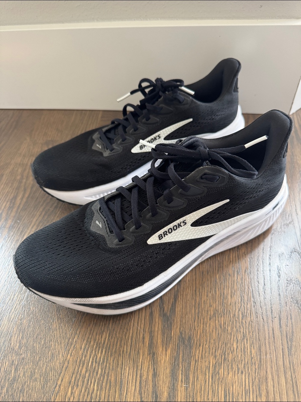 Brooks Ghost 17 sneakers mens size 10 black and white running shoes